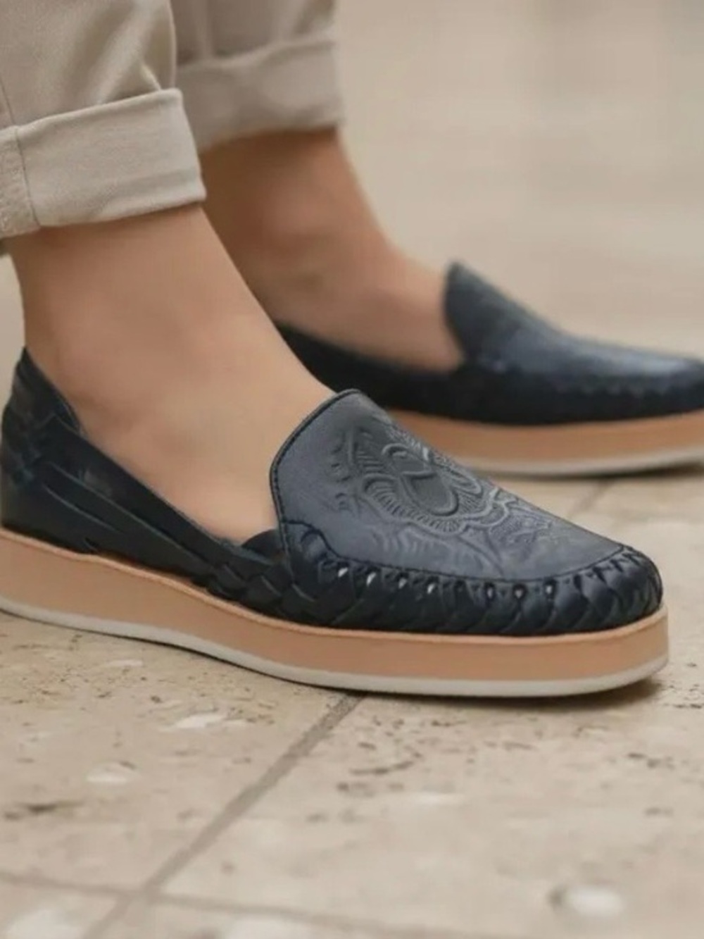 Women’s Black Embossed Huarache Leather Slip-On Loafers Size 8 - Picture 1 of 5